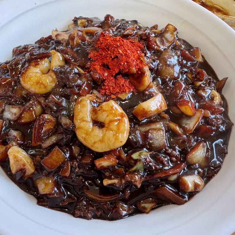 고춧가루가 뿌려진 간짜장