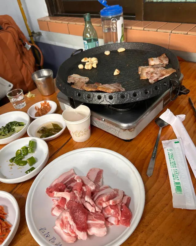 불판 위에서 익어가는 뒷고기