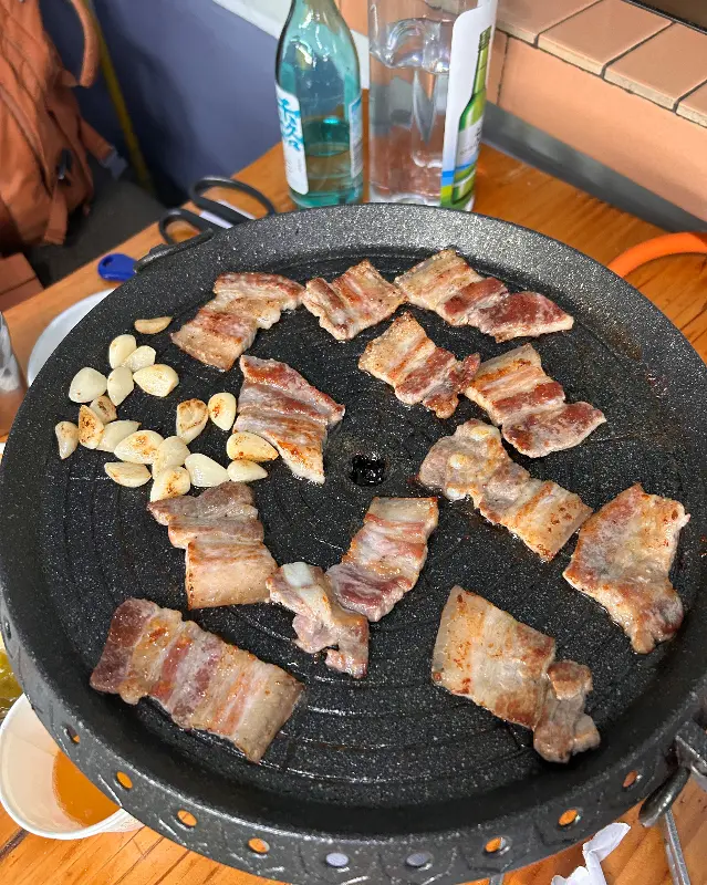 노릇노릇 익어가는 뒷고기와 마늘