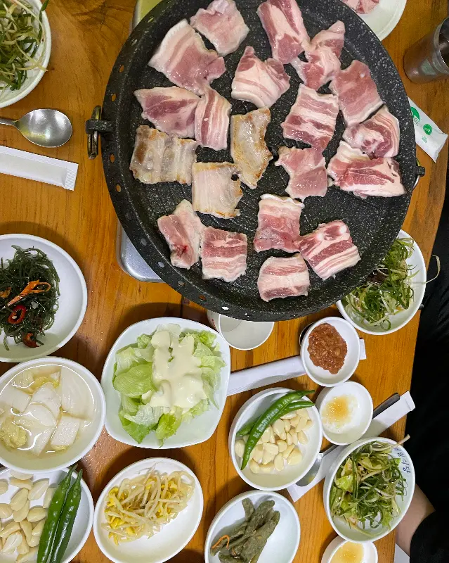 푸짐한 밑반찬과 고기