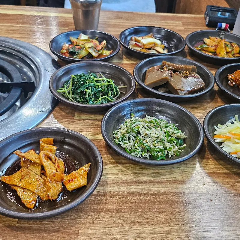 정갈하고 푸짐한 밑반찬