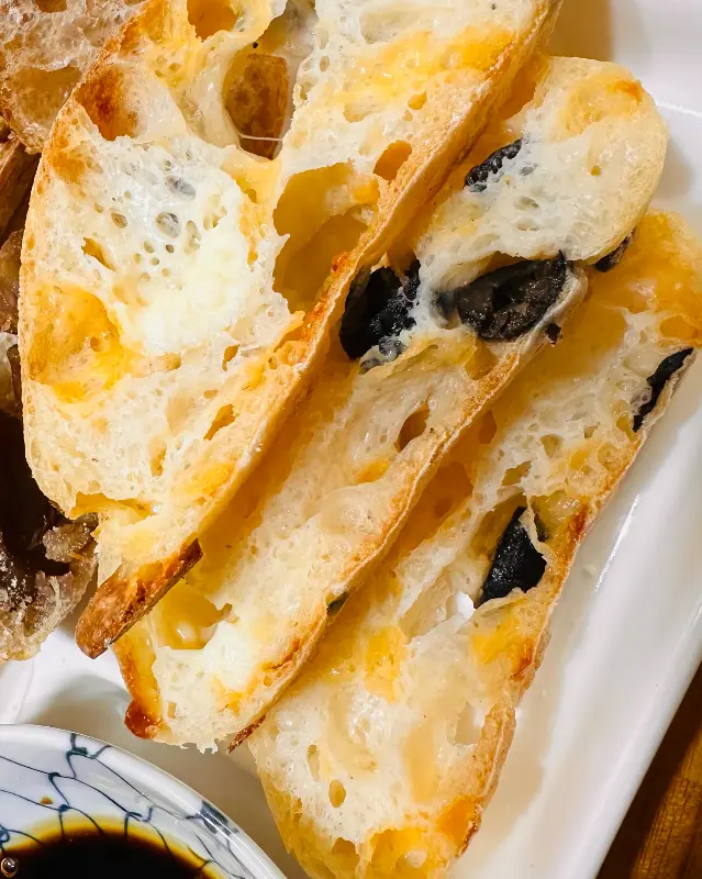 올리브 치즈 치아바타 단면