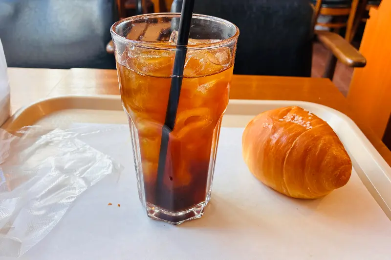 아이스 아메리카노와 소금빵