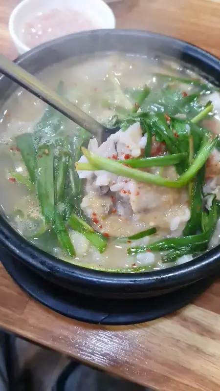 푸짐한 돼지국밥