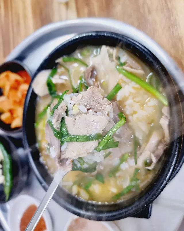돼지국밥 한 상차림
