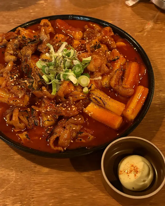 매콤한 양념이 돋보이는 곱창볶음