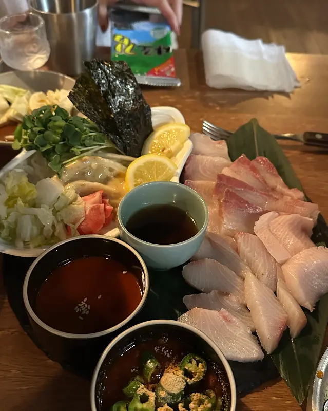 신선한 해산물이 가득한 모듬회