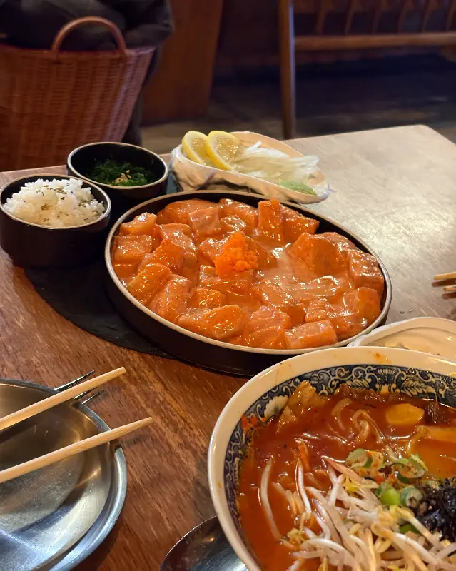 연어와 해산물이 조화로운 메뉴