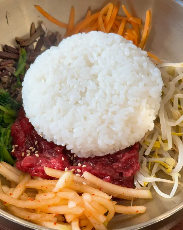 육회비빔밥에 밥을 넣은 모습