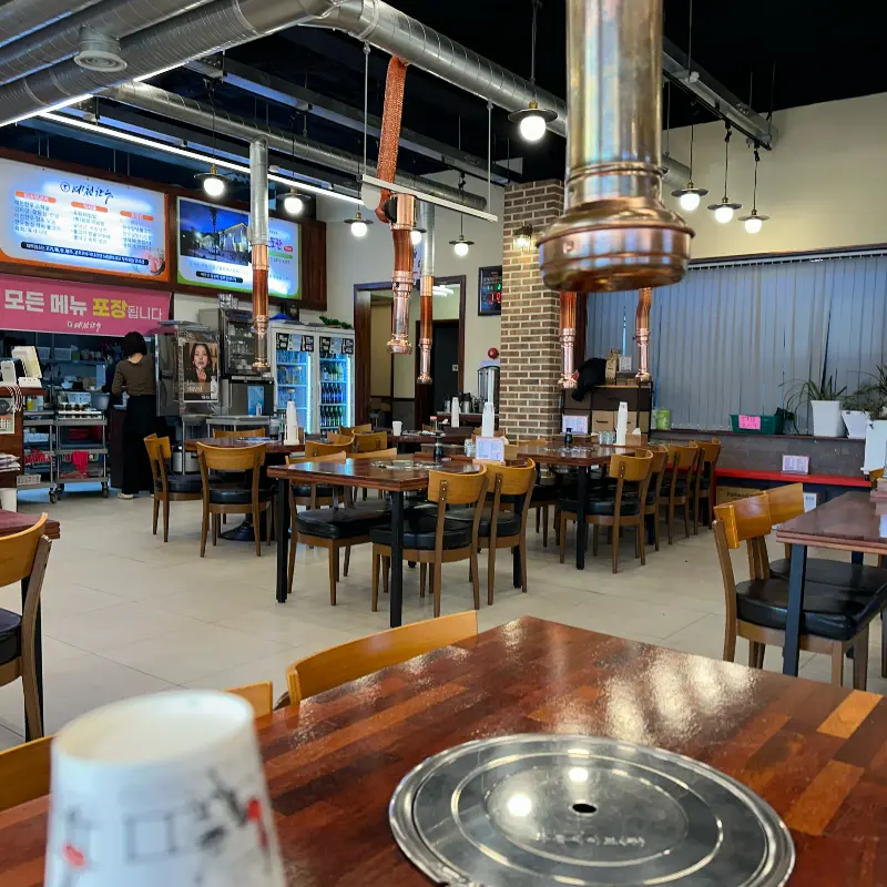 넓은 식당 내부