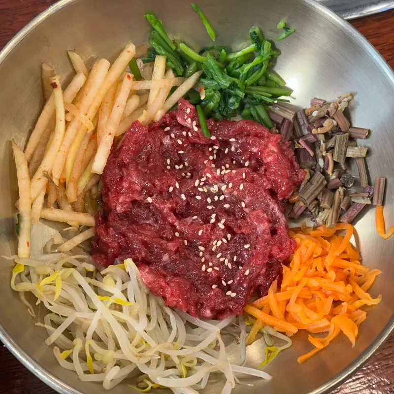 다양한 채소가 어우러진 육회비빔밥