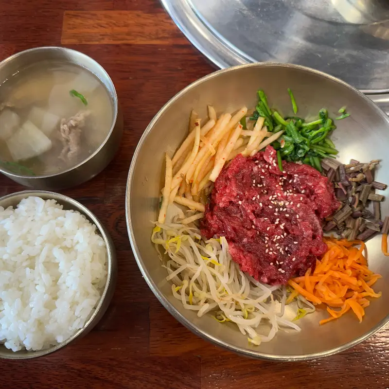 육회비빔밥과 소고기 무국의 조화