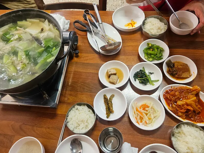 다래식당의 푸짐한 동태찌개 한 상 차림