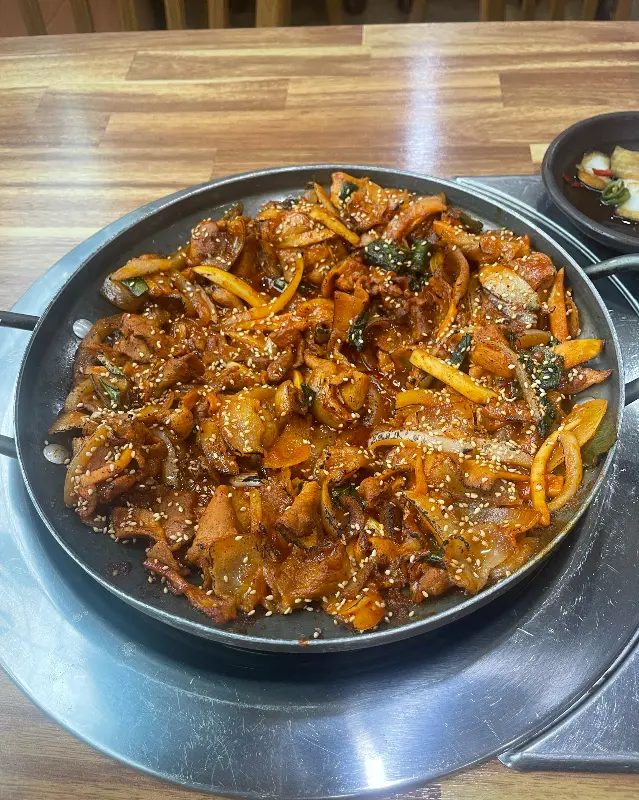 윤기가 자르르 흐르는 오리주물럭