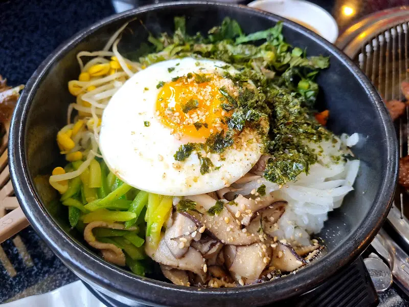 다양한 채소와 고기가 조화로운 비빔밥