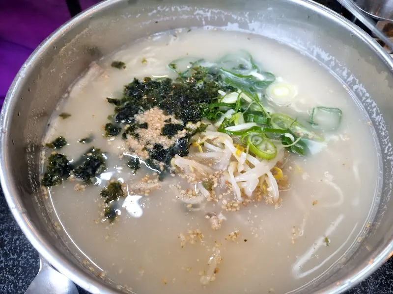 뜨끈하고 시원한 국물이 일품인 국수