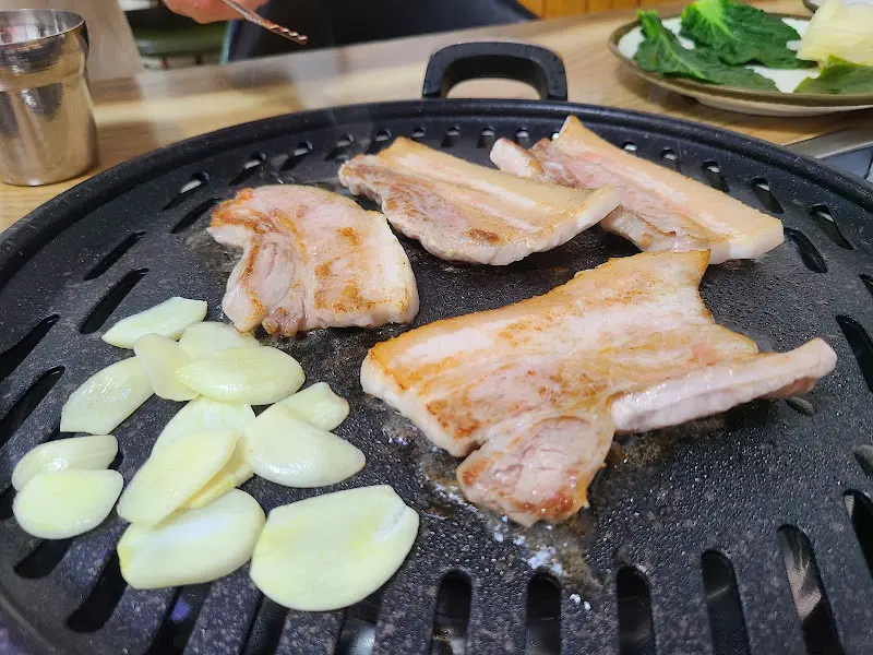 불판 위의 삼겹살과 마늘