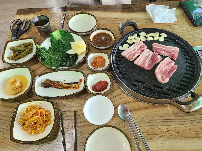 테이블 가득 채운 쌈 채소와 음식