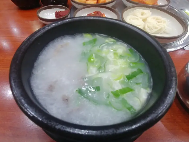 뽀얀 곰탕 국물