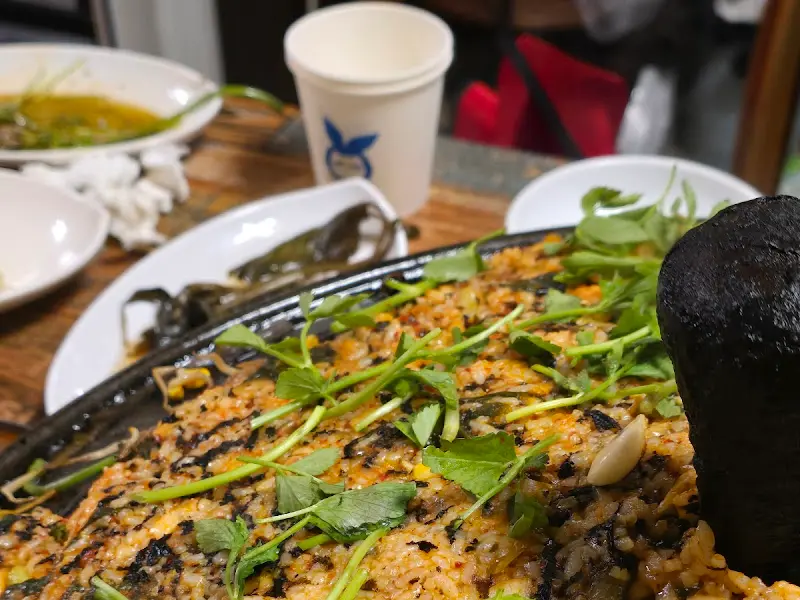 솥뚜껑 볶음밥 위에 미나리가 얹어진 모습