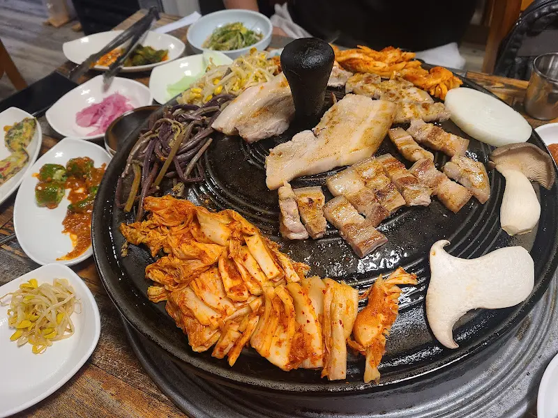 솥뚜껑 위 푸짐한 삼겹살 한 상 차림