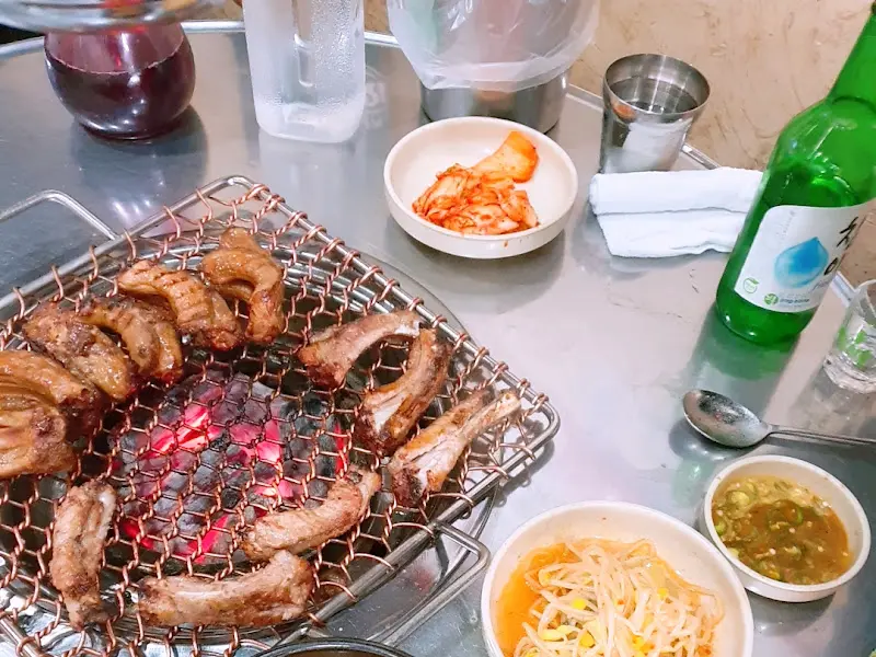 윤대감 숯불등갈비 소금구이와 밑반찬 세팅
