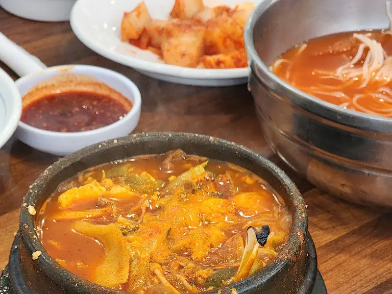 오이소박이국수와 뚝배기