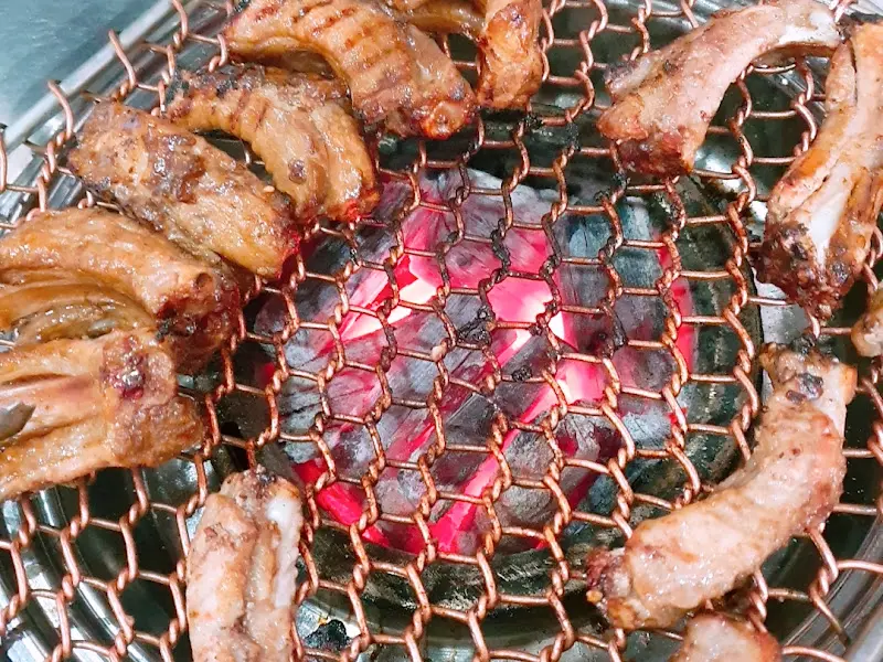 윤대감 숯불등갈비, 숯불 위에서 익어가는 등갈비