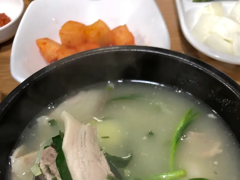 돼지국밥과 깍두기, 양파, 고추 등 반찬