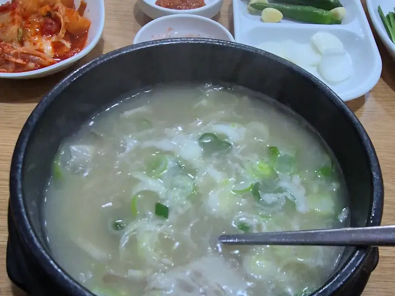 숟가락으로 국밥을 뜨는 모습