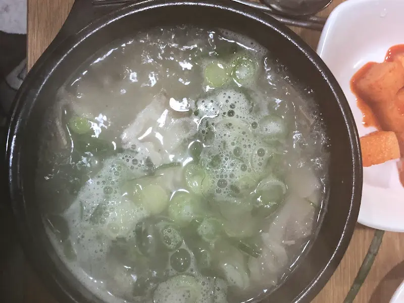 김이 모락모락 나는 돼지국밥