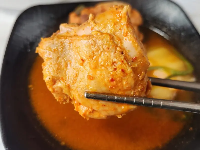 젓가락으로 집어 올린 닭고기