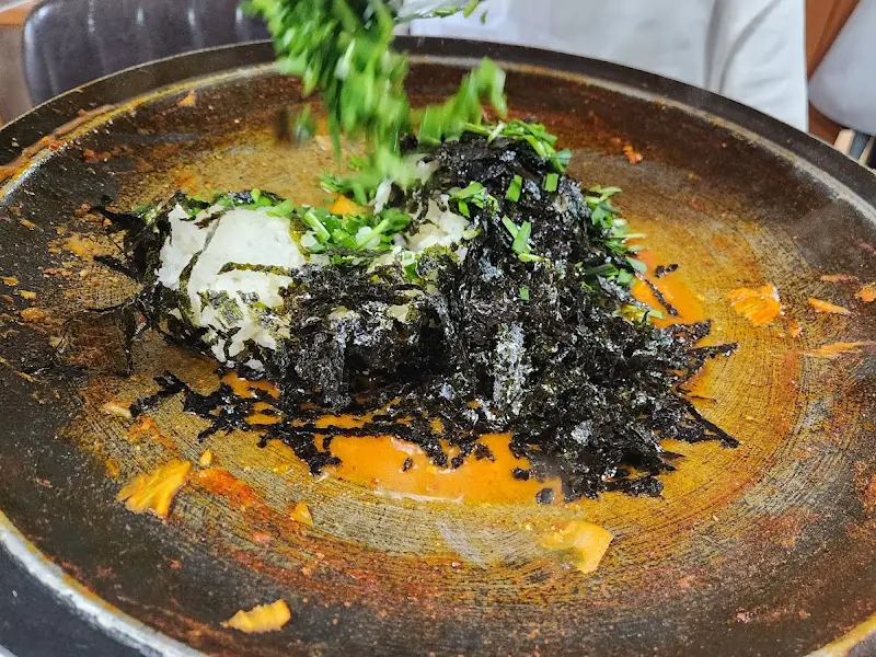 볶음밥 위에 얹어진 김가루와 야채