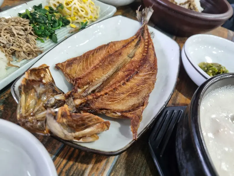 노릇하게 구워진 고등어 구이