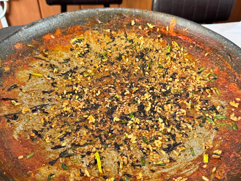 깔끔하게 비워진 볶음밥 불판