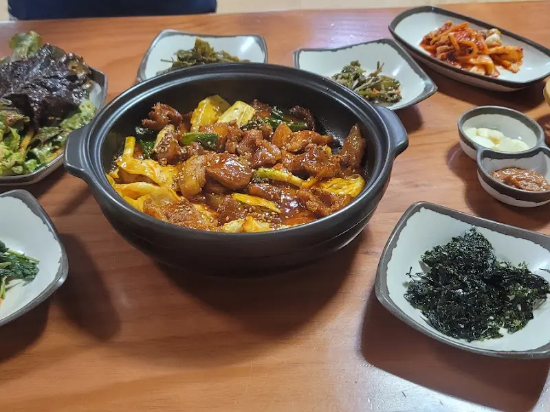 제육볶음과 반찬