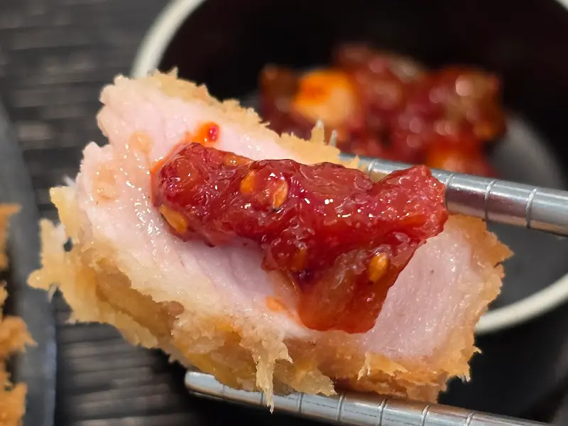 젓갈을 올린 돈까스