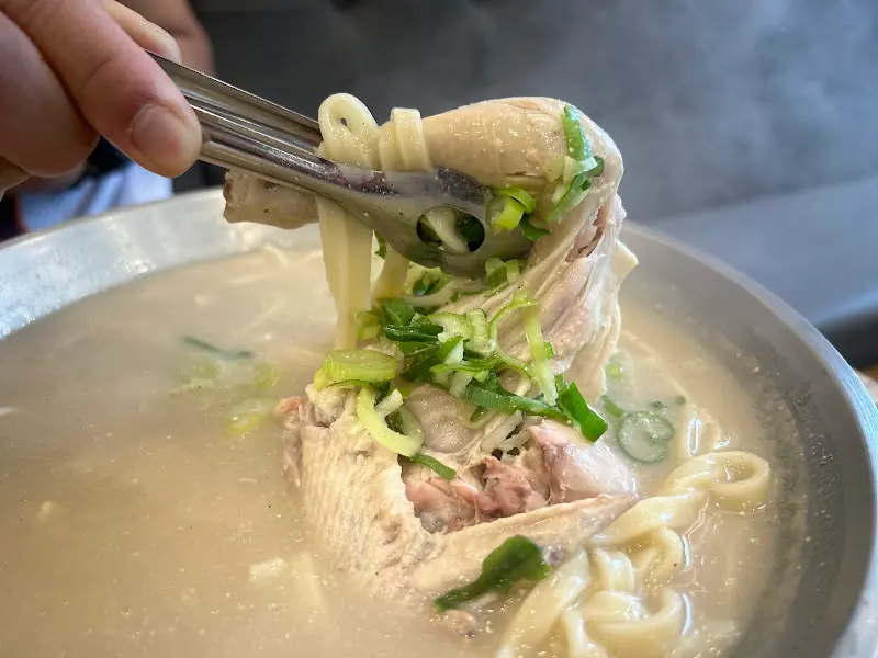 닭칼국수의 푸짐한 닭고기