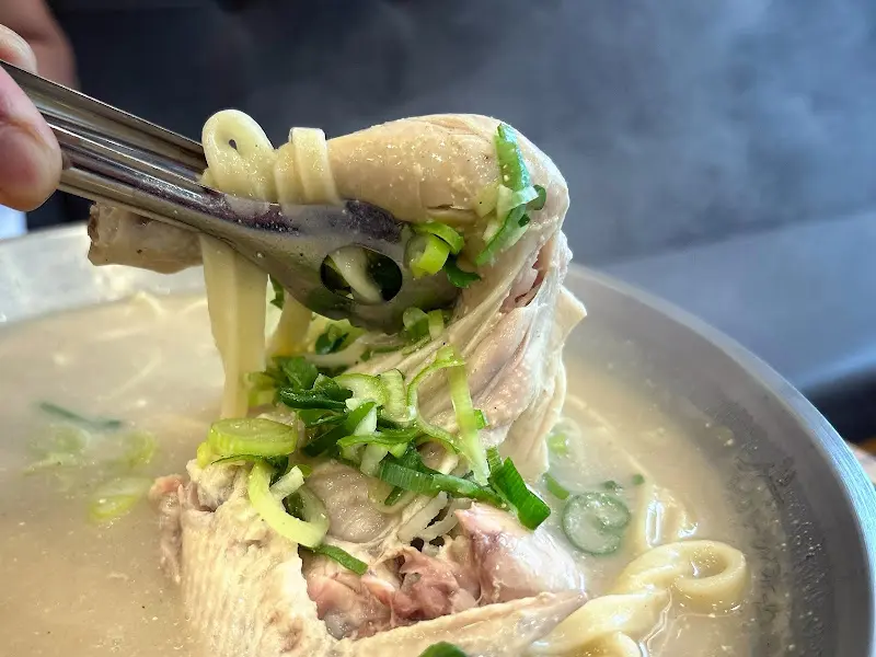 푸짐한 닭칼국수