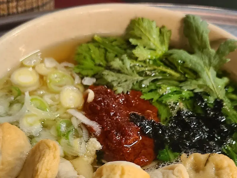 다진 양념이 톡 올라간 어묵우동