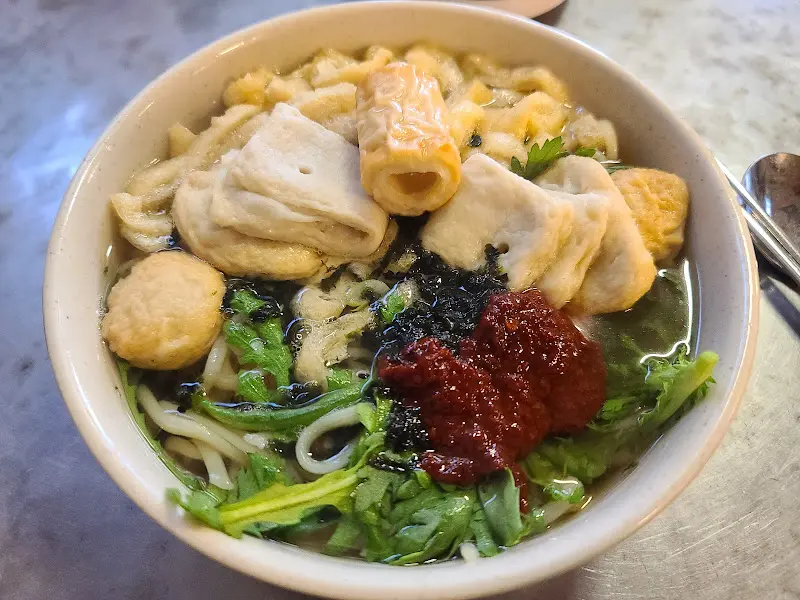 다진 양념이 풀어져 얼큰해진 우동