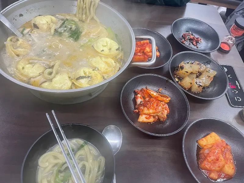 푸짐한 만두전골 한상차림