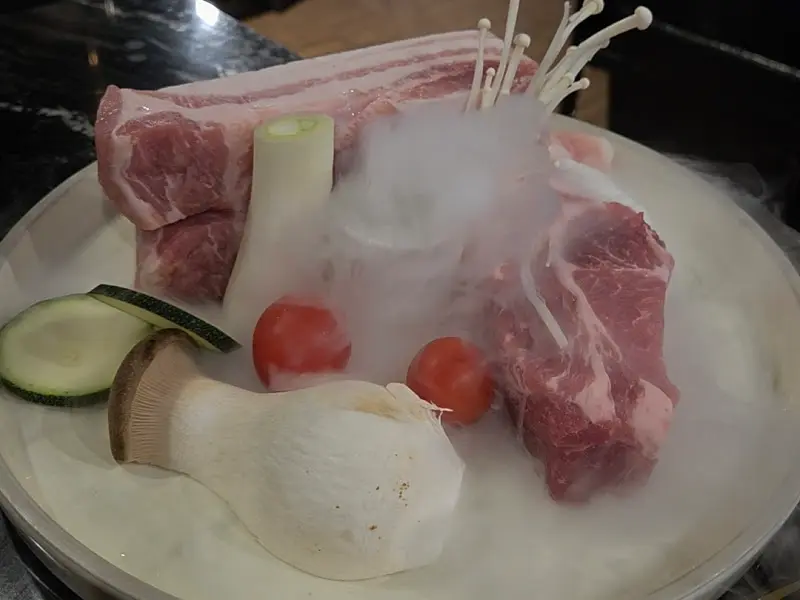 드라이아이스와 함께 제공되는 돼지고기