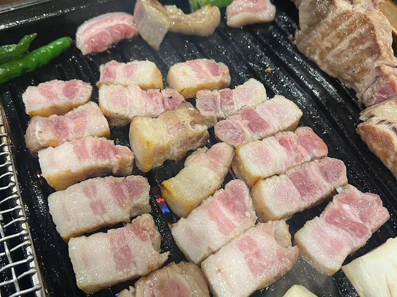 노릇하게 구워진 삼겹살