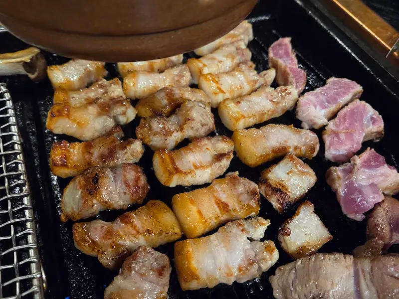 맛있게 구워지고 있는 돼지고기