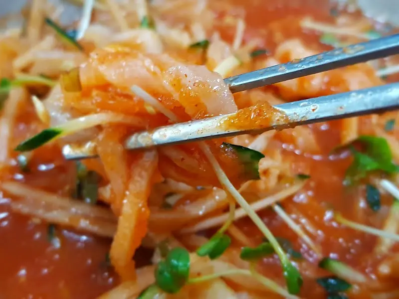 젓가락으로 든 물회