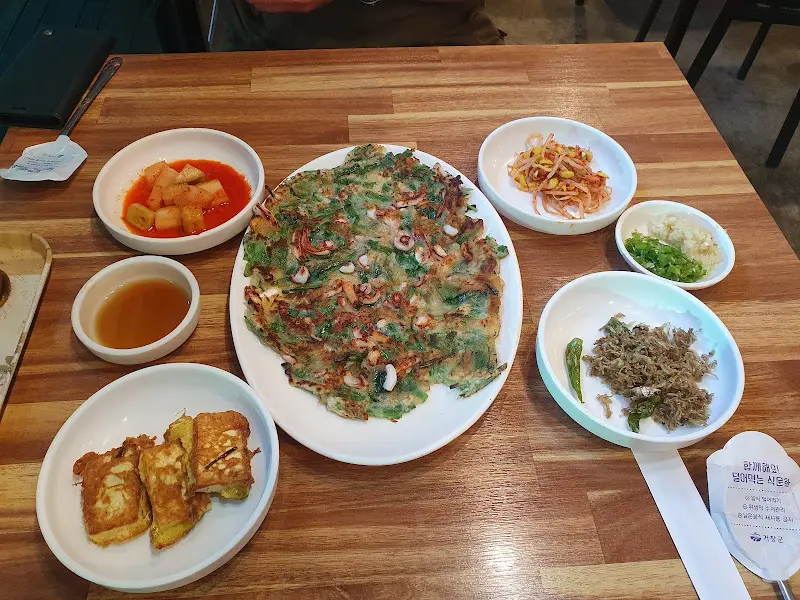 푸짐한 오징어부추전