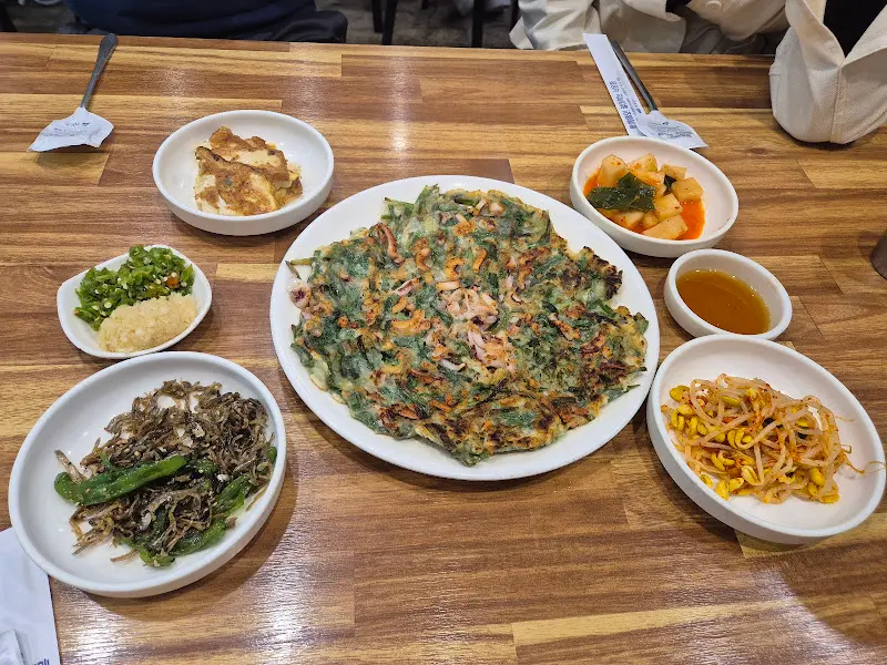 오징어부추전과 밑반찬 클로즈업