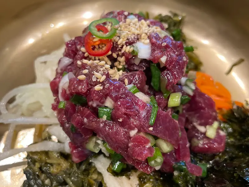 놋그릇에 담긴 육회 비빔밥