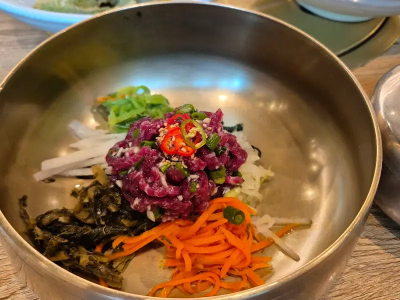 놋그릇에 담긴 육회 비빔밥 클로즈업 샷